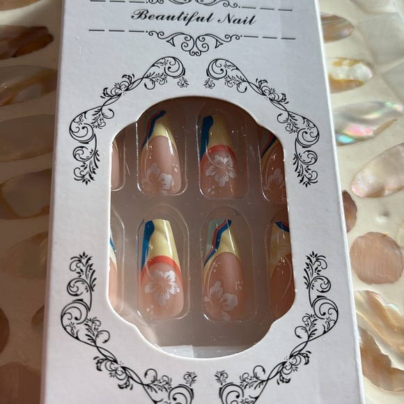 Assorted Press-On Nail Set - Picture 6 of 12